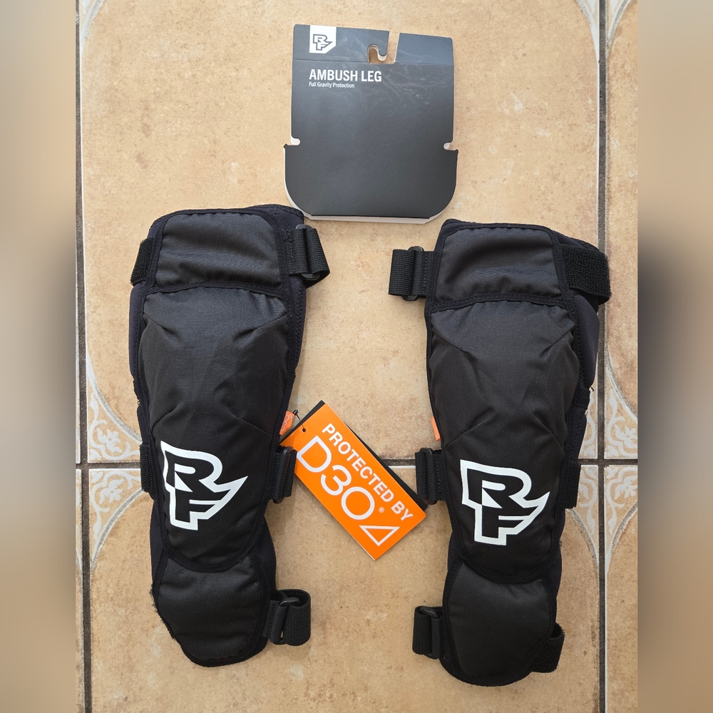 RaceFace Ambush Leg Guard Stealth Size S Mountain biking leg protector knee pad